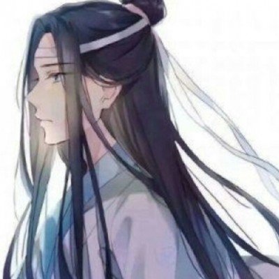 女子穿着带有巨大吊牌旗袍街头拍照